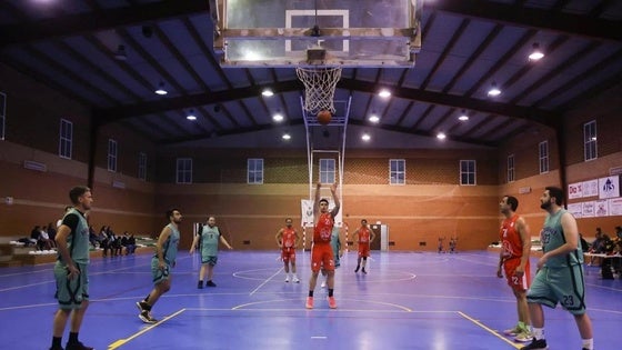 El Confran Basket Olivenza no tiene piedad del BadaBasket Club / EMD Valverde