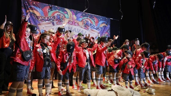 Las murgas lo dan todo sobre el escenario de la Casa de la Cultura
