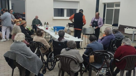 La Asociación de Hombres comparte unas migas en el Centro Residencial