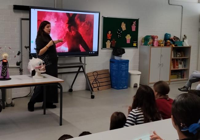 Luisa Gaitán durante las explicaciones