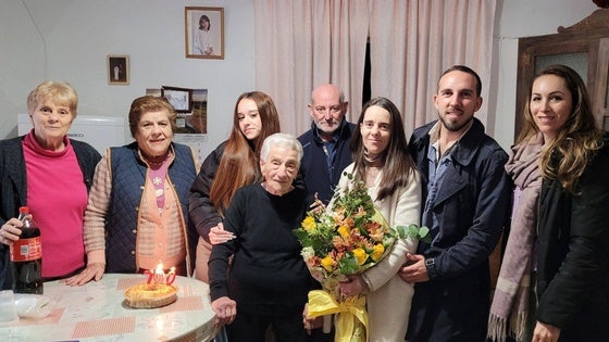 El Ayuntamiento felicita a la vecina Marianela por su 100 cumpleaños