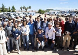 Asistentes al acto de inauguración