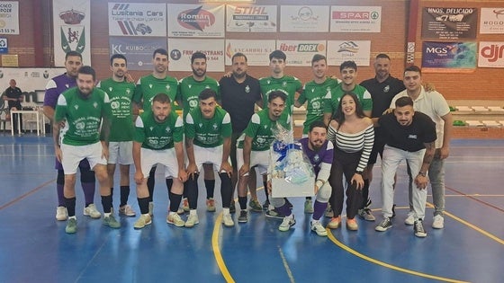 Equipo de la EMD Valverde de Leganés tras entregar el detalle al portero Manuel y su pareja Coral