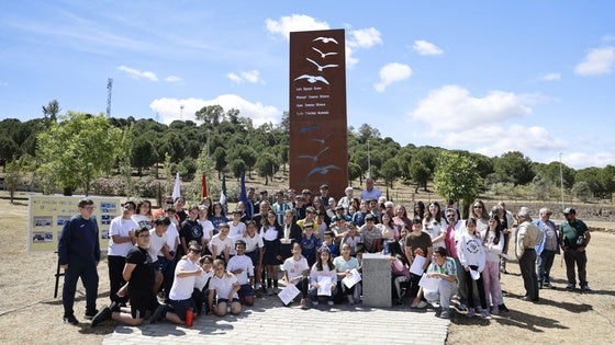 Escolares, familiares y demás personalidades asistentes al acto