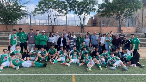 Jugadores y familiares en el último partido disputado