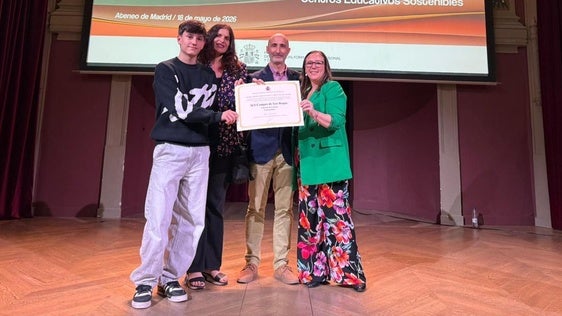 La representación valverdeña con el premio recibido