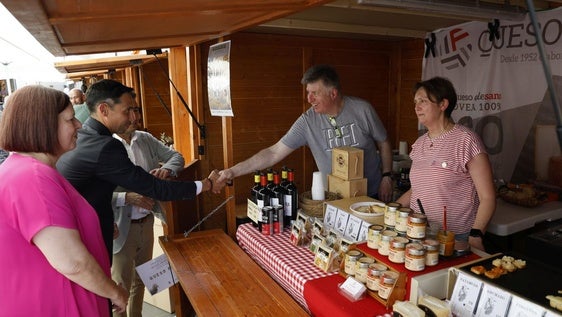 Visitando los puestos de la Feria del Queso