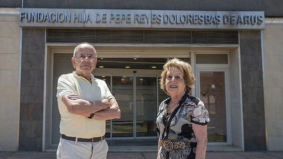 Pedro Arias González, presidente de la Fundación Hija de Pepe Reyes, Dolores Bas de Arús, y María del Carmen Delgado Sánchez, vicepresidenta primera de la entidad
