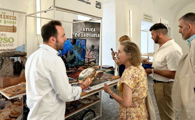 Mercedes Vaquera visitando el stand valverdeño