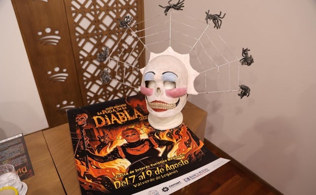 Cartel y máscara de La Diabla