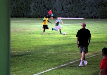 Aitor Bravo observando el juego