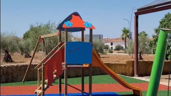 Finalizada la reforma de la zona infantil en el parque de la Granja
