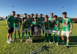 Tras entregarle el obsequio a Aarón Perera
