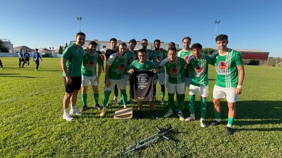 Tras entregarle el obsequio a Aarón Perera