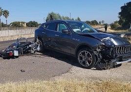 Estado en el que han quedado la moto y el coche tras el siniestro ocurrido en el kilómetro 7 de la EX-310.