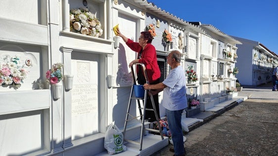 Limpiando y preparando las lápidas