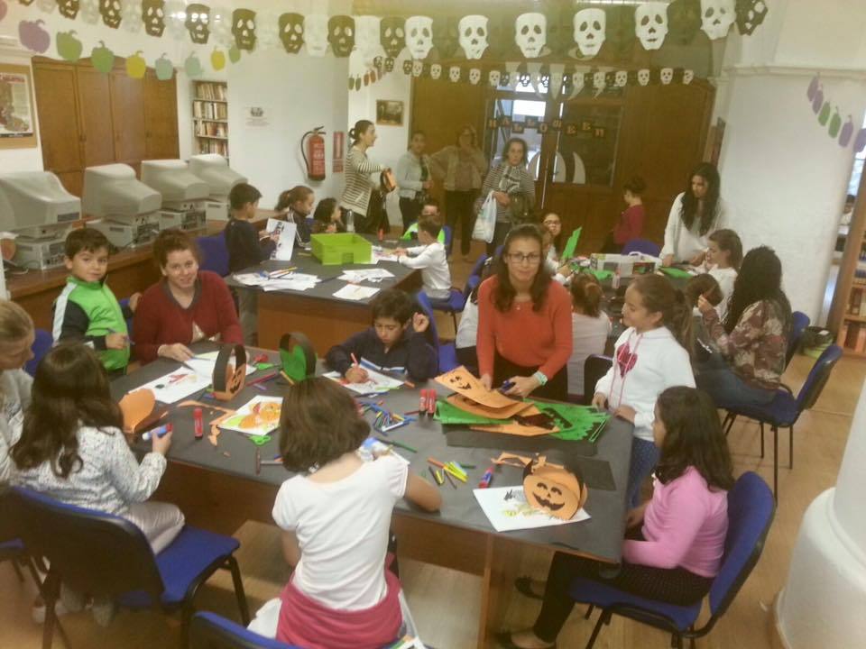 Los pequeños junto a los monitores realizando los talleres de Halloween