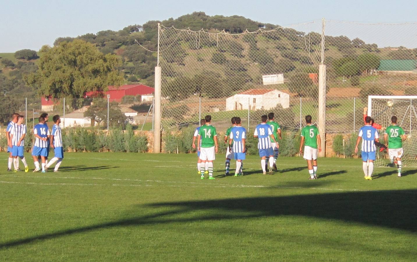 Un golazo de falta de Aitor coloca líder al Racing Valverdeño