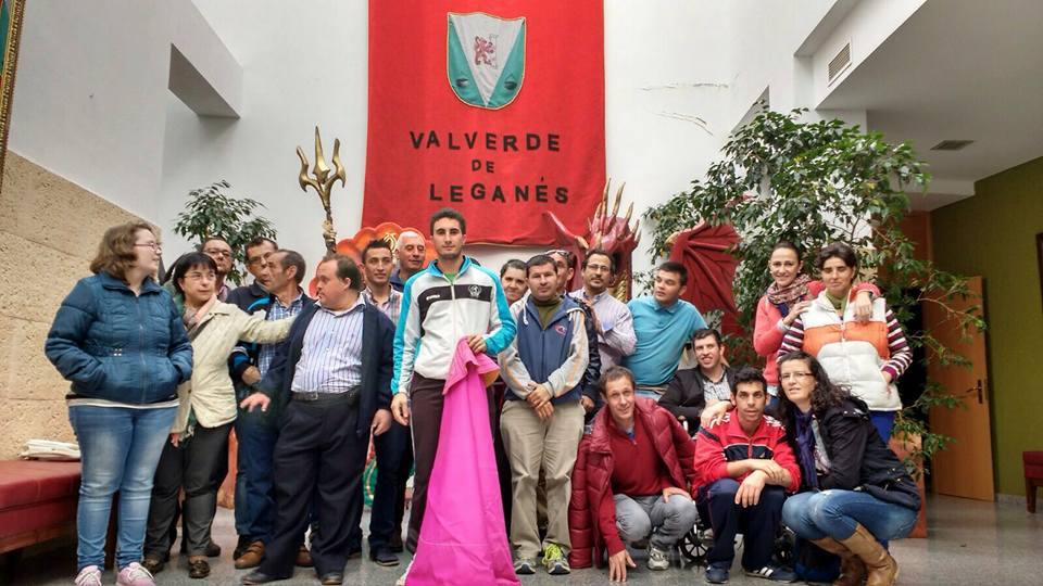 Usuarios de Aprosuba junto a Juan Ángel Corbacho, en la Casa de la Cultura