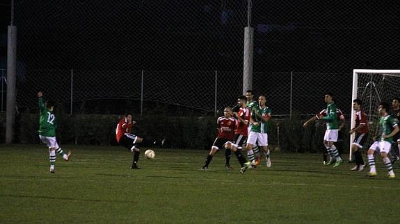 Edu lanza a porteria para dar la victoria al Racing Valverdeño