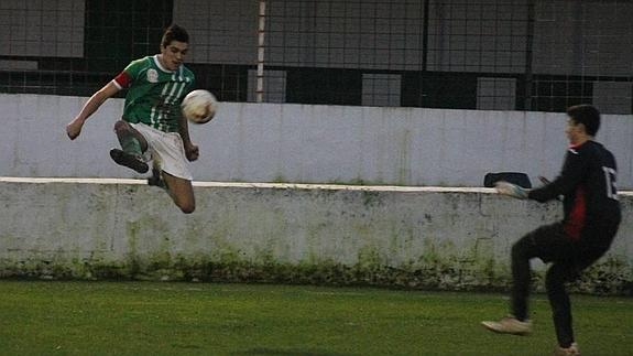 Loiro realiza un remate acróbatico en una ocasión de gol