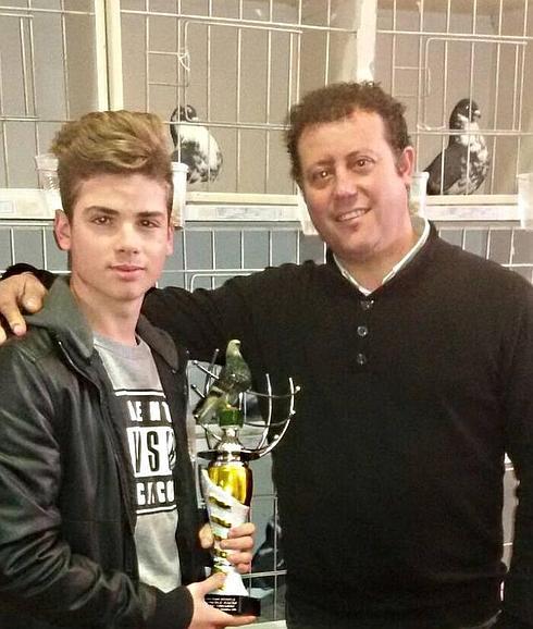 Ócar con su hijo Alberto tras recoger su premio