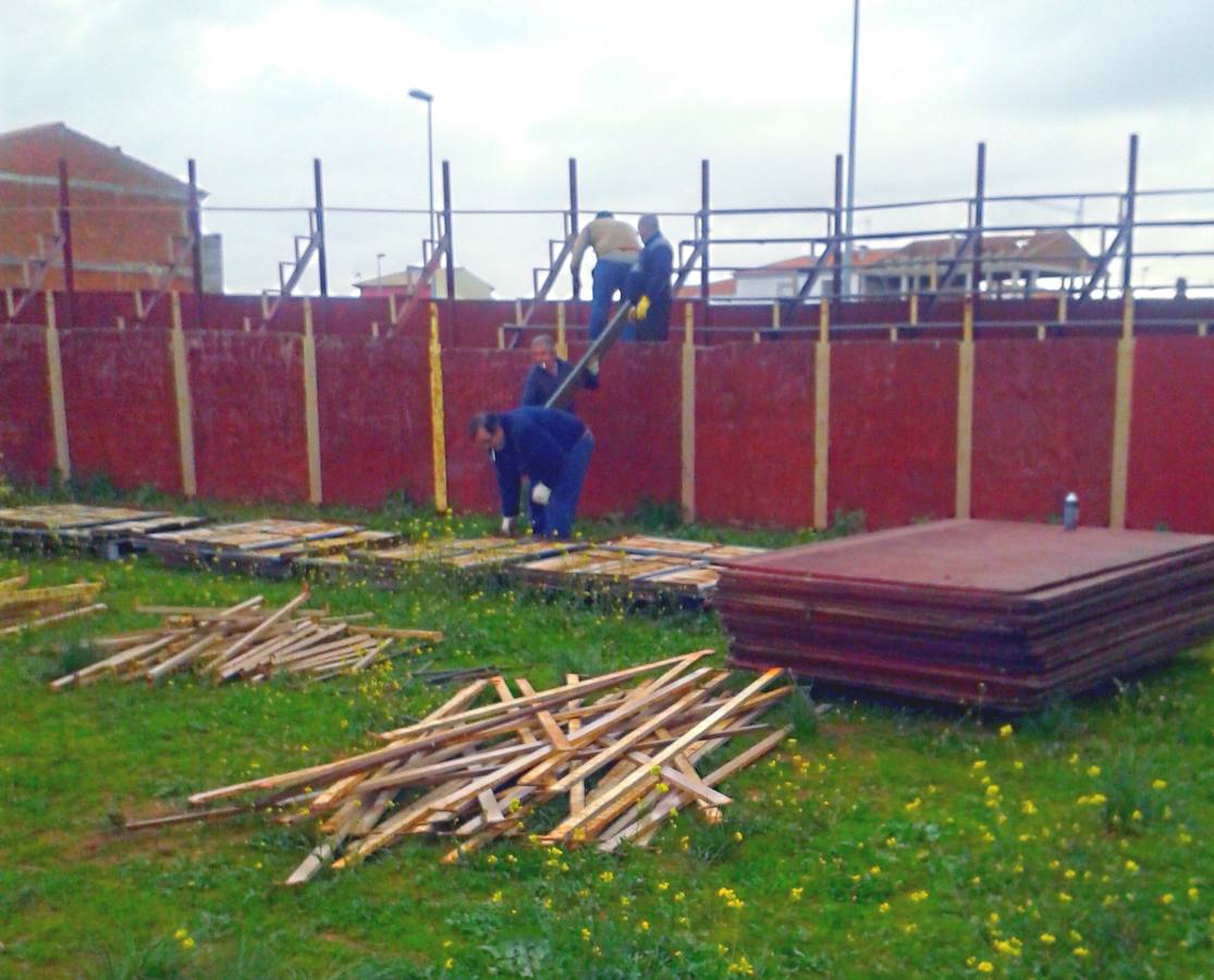 Operarios municipales desmontando la plaza de toros