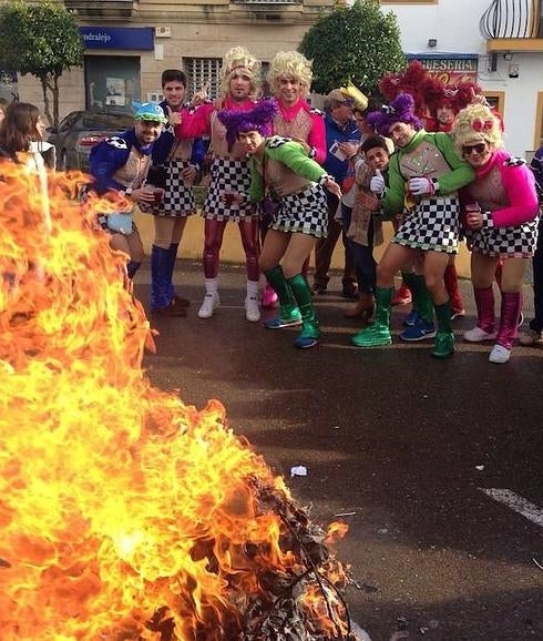 Quema de la sardina y al fondo, Los Berenjenas, campeones del concurso de murgas de este año
