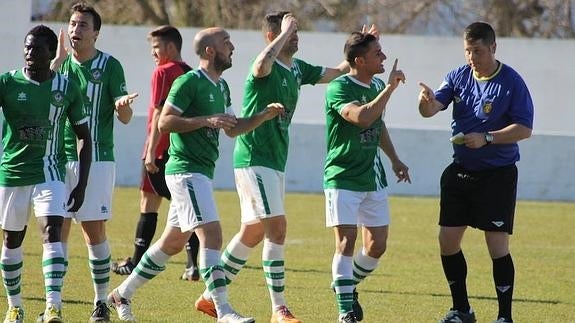 Los valverdeños protestan al colegiado una de sus muchas decisiones erróneas