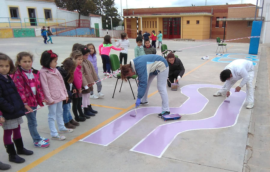 La curiosidad de los escolares por la pintura de juegos de suelo