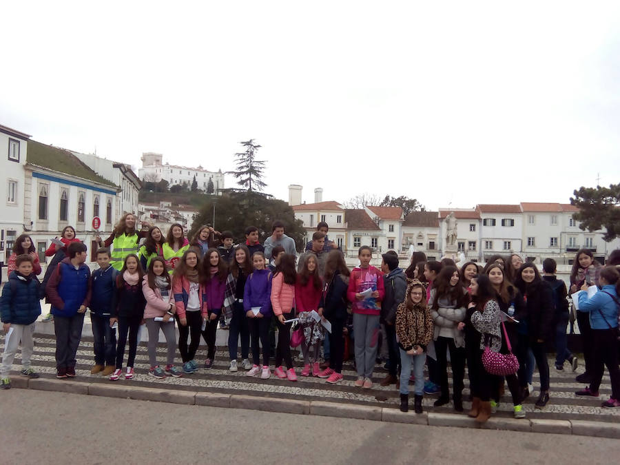Los escolares visitando la localidad portuguesa de Estremoz