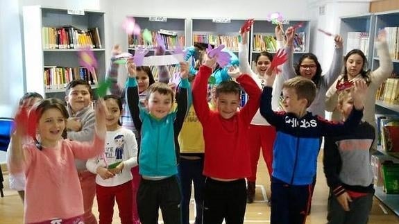 Los pequeños mostrando sus manualidades