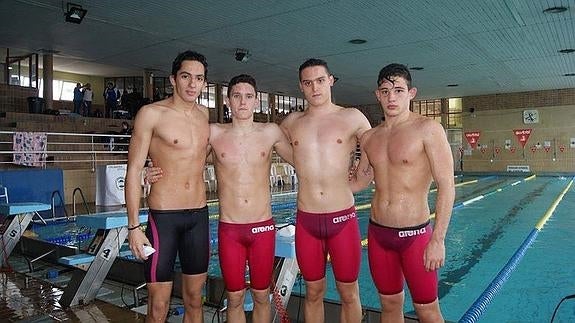 Campeones de Extremadura en relevos 4x100 libres. A la derecha, Raúl Torres
