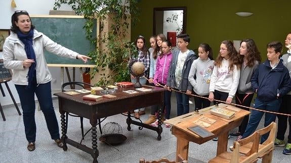 Alumnos del colegio público visitando la exposición