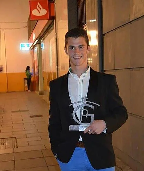 Juan Luis con el premio al mejor novillero de 2015