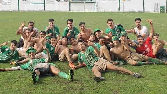 Los jugadores y el cuerpo técnico celebran el título de liga