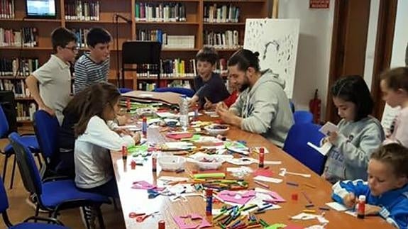 los pequeños realizando uno de los talleres