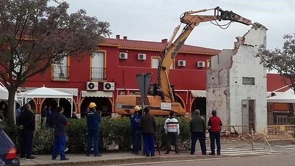 Momento del derribo del transformador