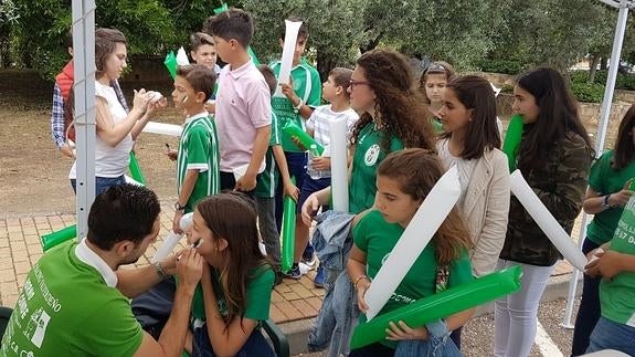 Los pequeños participan en el taller de pinta caras