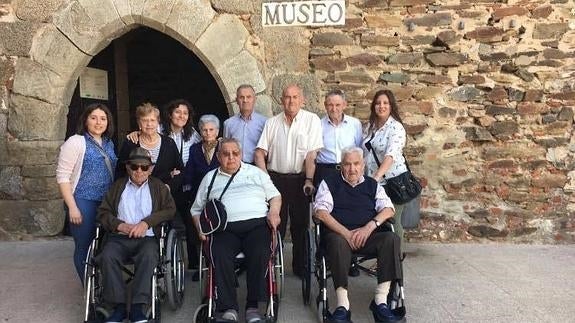 Los residentes del Centro de Día en el Museo de Olivenza