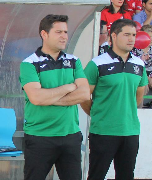 Pegote y César dirigiendo al equipo en Los Santos