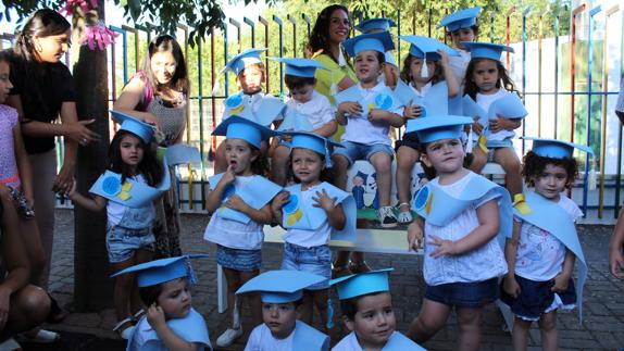 Los pequeños de la guardería se gradúan con una gran fiesta