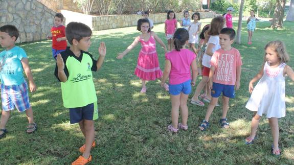Los pequeños realizan juegos en la piscina municipal