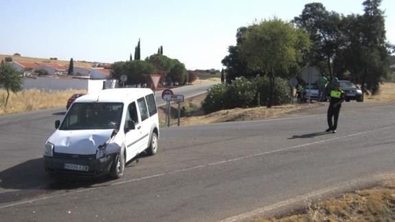 Uno de los vehículos quedó en medio de la carretera