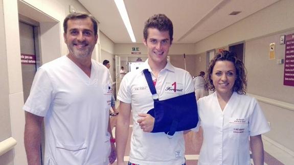 Juan Luis Moreno y equipo médico de Fremap en el momento del alta hospitalaria