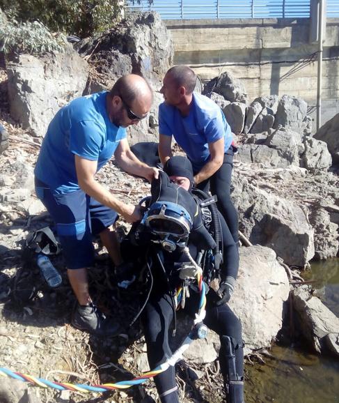 Operarios y buzos en plena faena