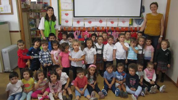 Los dos grupos de tres años con sus tutoras