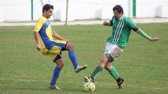 El capitán del equipo, Vaca, en la puzna de un balón ante el O'Elvas