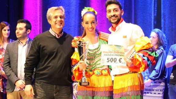 Jesús y Sandra, ganadores absolutos del concurso, junto al alcalde de la localidad, Baldomero Jimeno