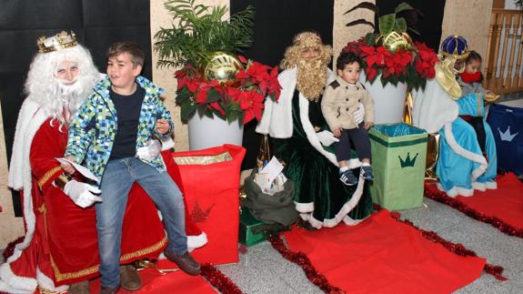 Los pequeños pasaron por los brazos de los Reyes Magos